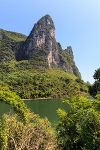 李河与石灰石岩