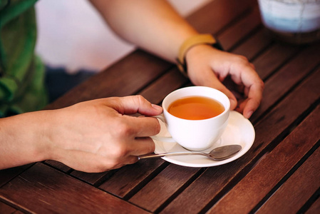 特写男手捧着一杯茶