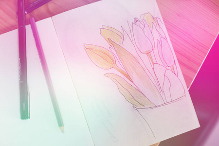 空白记事本, 钢笔和花在白色木质背景。带复制空间的顶部视图, 光色调
