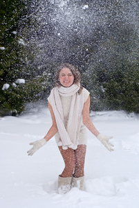 女人玩雪