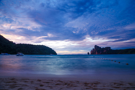 风景秀丽的海景和漂浮的小船在背景上