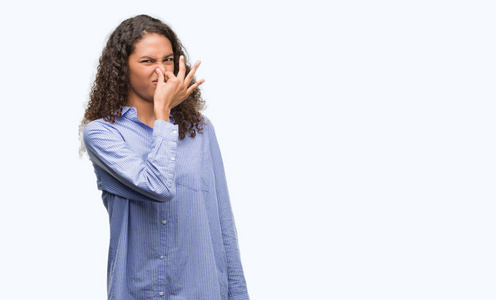 年轻的西班牙商人的女人闻到一些臭味和恶心, 难以忍受的气味, 用手指