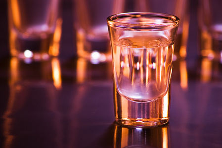 酒水饮料在酒吧照片