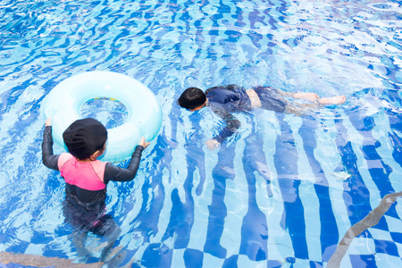 在游泳池溺水的小男孩图片