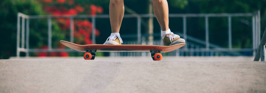 skatepark 中滑板练习的裁剪图像