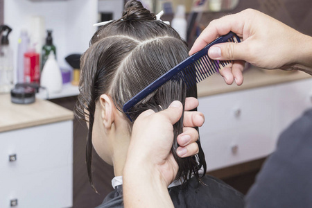 发型师美发店理发特写照片