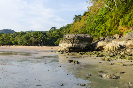 岸边的安达曼海的岩石。泰国