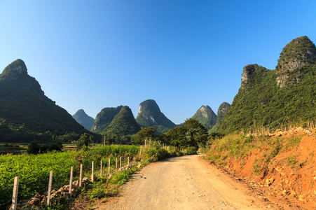 通过与石灰石岩谷的黄沙路