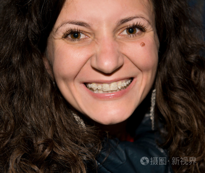 在显示大括号同时制作一张脸的女人