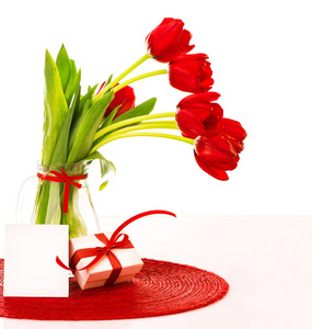 红色郁金香花束与礼物