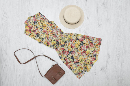 夏天的花裙, 手提包和帽子。时尚理念