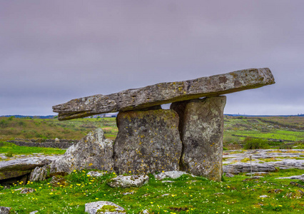 爱尔兰科伊尔芬诺拉村布伦著名 Poulnabrone 石棚墓