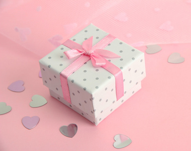 粉红色的背景上的美丽浪漫礼品盒