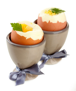煮的蛋中蛋杯上白色隔离