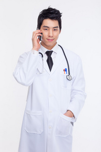 年轻的亚洲医生使用塞马拉电话