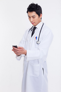 年轻的亚洲医生使用塞马拉电话