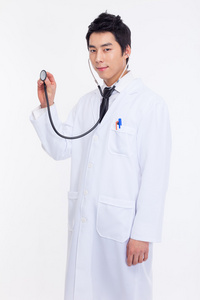 年轻的亚洲医生用听诊器