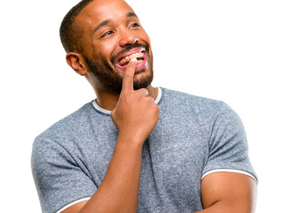 裔美国人与胡子自信和快乐的一个大的自然微笑笑孤立的白色背景照片