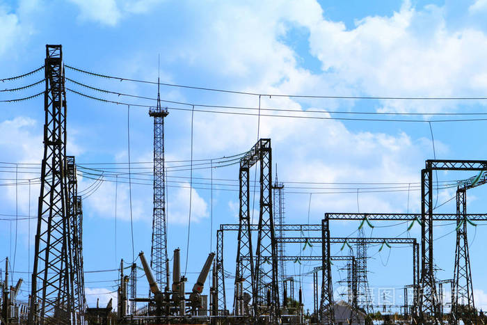 高压发电站. 明亮的蓝天背景上的电线杆和电线