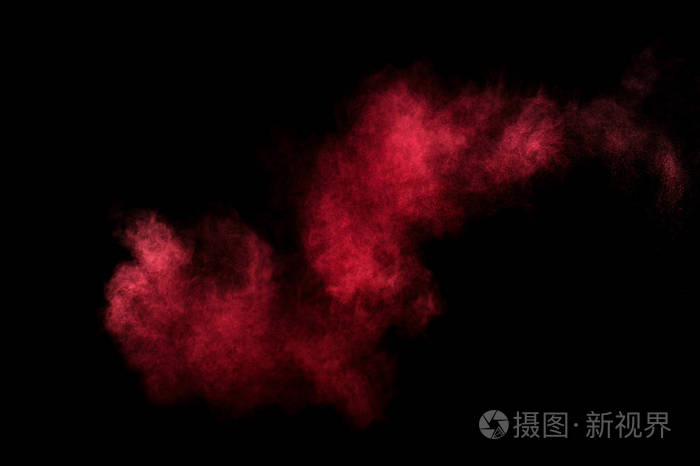 在黑色背景上的红色和粉红色粉末爆炸彩色的粉末云多