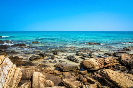 清澈的水和石头海岸海滩与珊瑚礁在沙美岛岛, 罗勇, 泰国