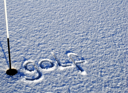 高尔夫标志在雪中
