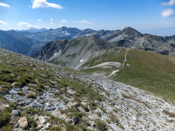 从路线到攀登 Vihren 山顶到保加利亚的 Pirin 山全景视图