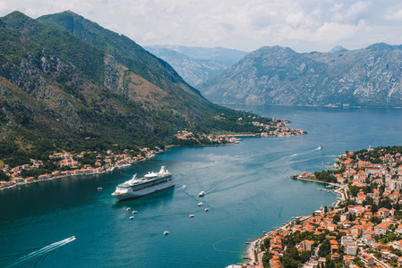 空中美丽的 Kotor 湾景观。游船停靠在美丽的夏日。从黑山 kotor Lovcen 山的 kotor 古城看。Kotor 是