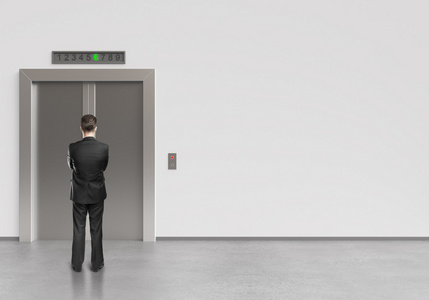 电梯很多人图片