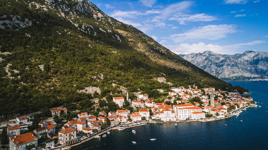 Perast 镇的空中美景。黑山。Kotor 湾 Perast 镇