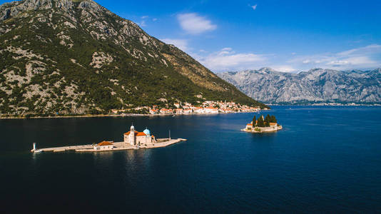 在黑山 Perast 镇 Kotor 湾的岩石教堂和斯维第 Djordje 岛上的夫人鸟瞰图