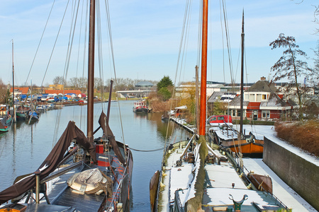 码头和船舶在 gorinchem 中。荷兰