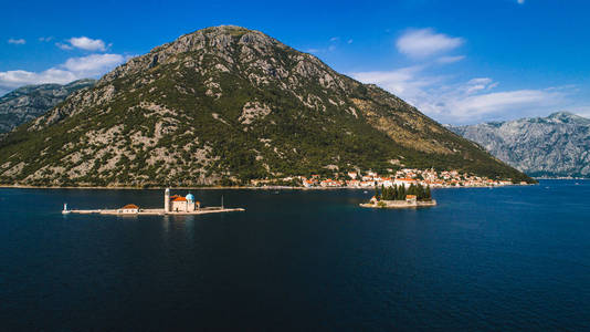 在黑山 Perast 镇 Kotor 湾的岩石教堂和斯维第 Djordje 岛上的夫人鸟瞰图