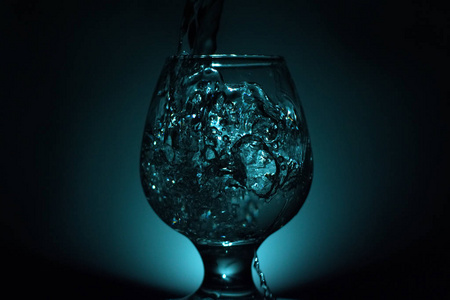 抽象构成为设计师与寂静的水在威士忌酒酸