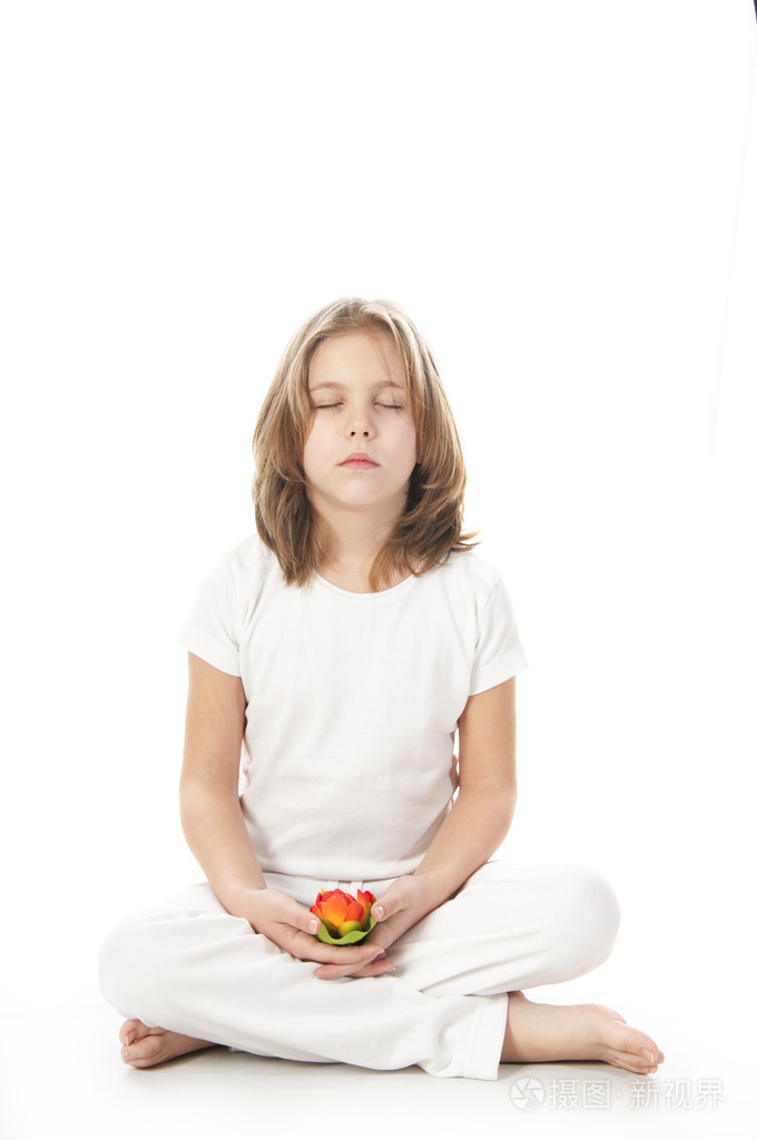 打坐的年轻女孩