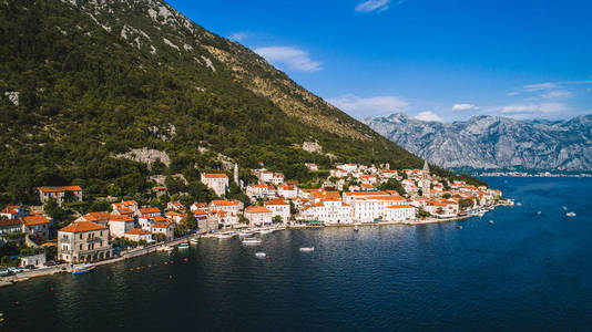 Perast 镇的空中美景。黑山。Kotor 湾 Perast 镇