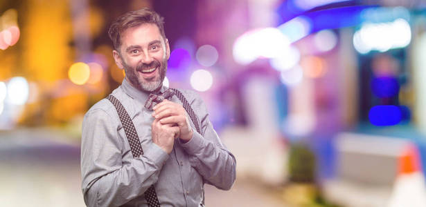 中年男子, 与胡子和弓领带自信和快乐的一个大自然微笑在爱在夜总会