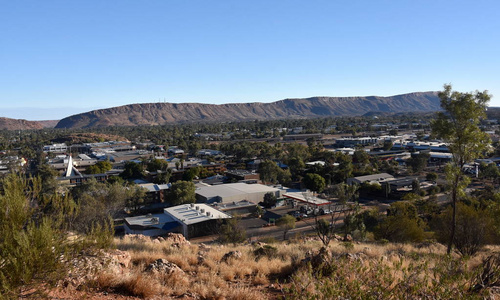 视图从安扎克山爱丽丝春天北部疆土澳洲。对镇和周围的看法包括 Heavitree 空白和麦当劳范围