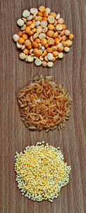 干的豌豆 眉大米和小米的木制背景
