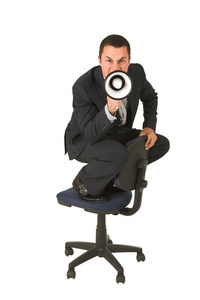 商人在办公室椅子上用喊话器