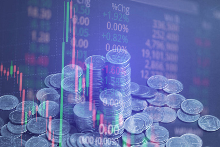 用股票市场屏幕图表板和蜡烛棒对硬币堆的双重曝光金融业务和投资者分析概念理念