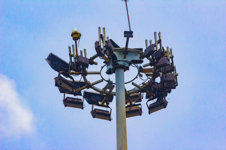 高塔与雷电导线和多无线电网络信号中继器在所有方向