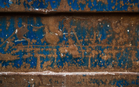 老和生锈蓝绘金属垃圾箱