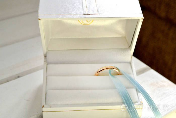盒子里的结婚戒指