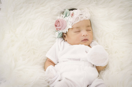 可爱的婴儿的肖像睡在白色的毯子. 选择性对焦射击