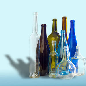 背景图案, 纹理。空瓶摄影棚。混合颜色的玻璃瓶, 包括绿色, 透明白色, 棕色和蓝色。小组瓶