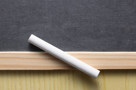 粉笔在石板上学校理念: 用粉笔和复制空间在石板黑板上特写照片