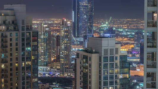 迪拜市中心夜 timelapse, 照亮了奢华的现代建筑, 阿拉伯联合酋长国未来的城市风貌。摩天大楼的空中俯视图