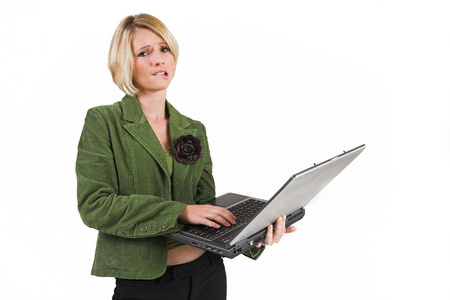 商务女人绿色夹克，在笔记本电脑上工作