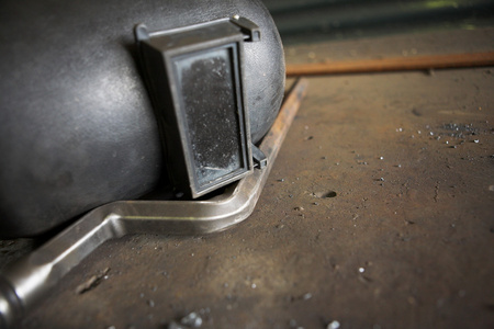老焊工面具钢工作的长凳上，躺在